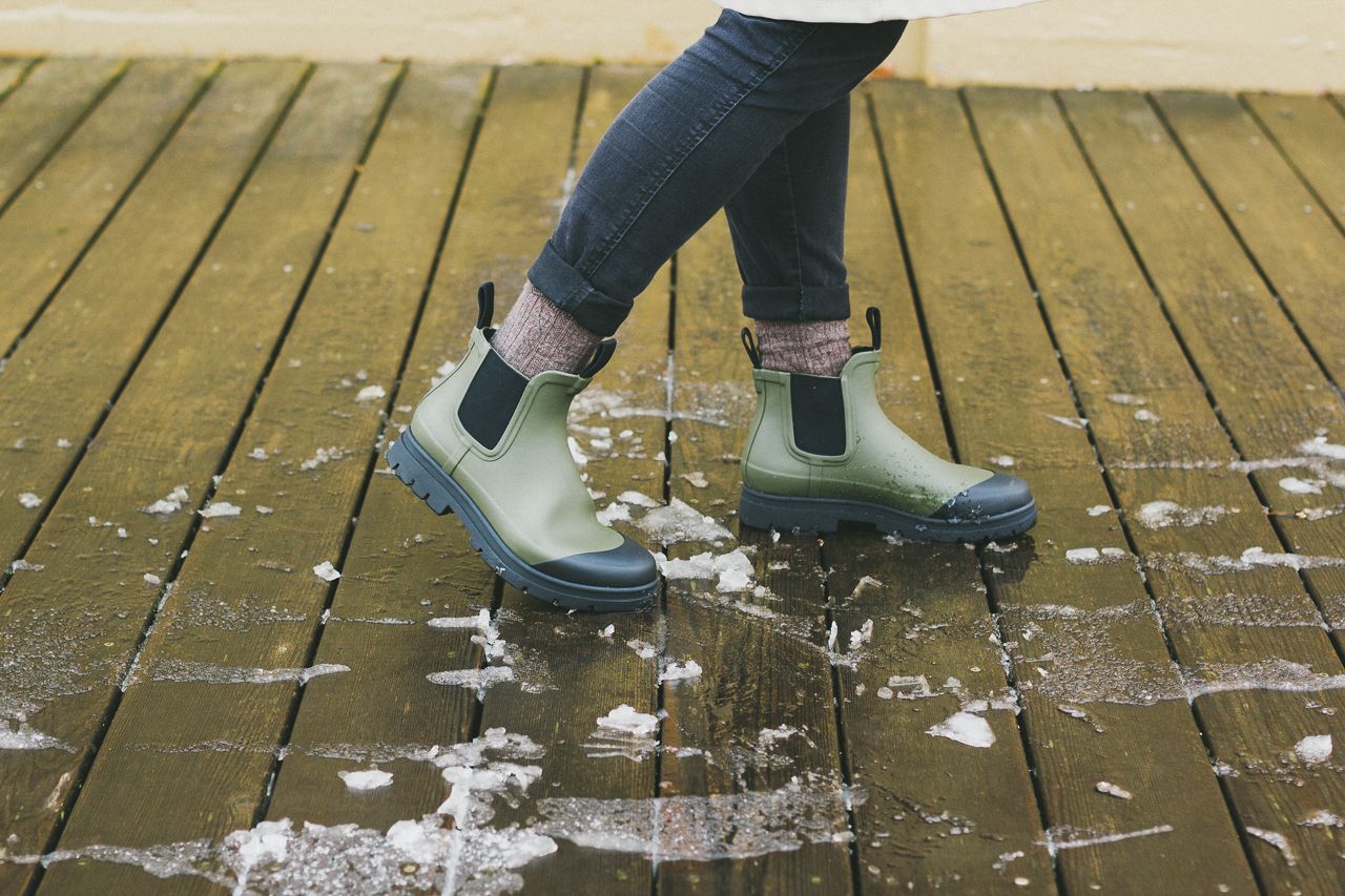 Everlane Rain Boot Surplus Review by Conscious by Chloé