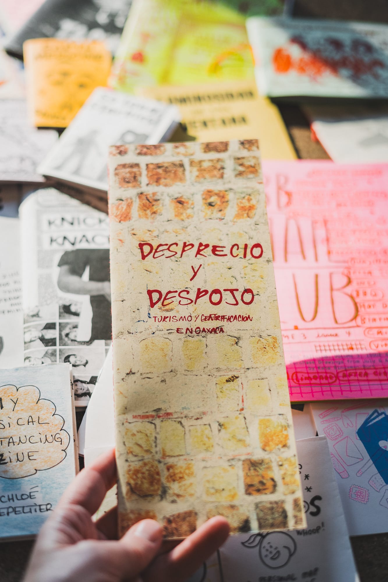 A picture of bilingual Mexican zine "Desprecio y Despojo - Turismo y gentrifícación en Oaxaca" 